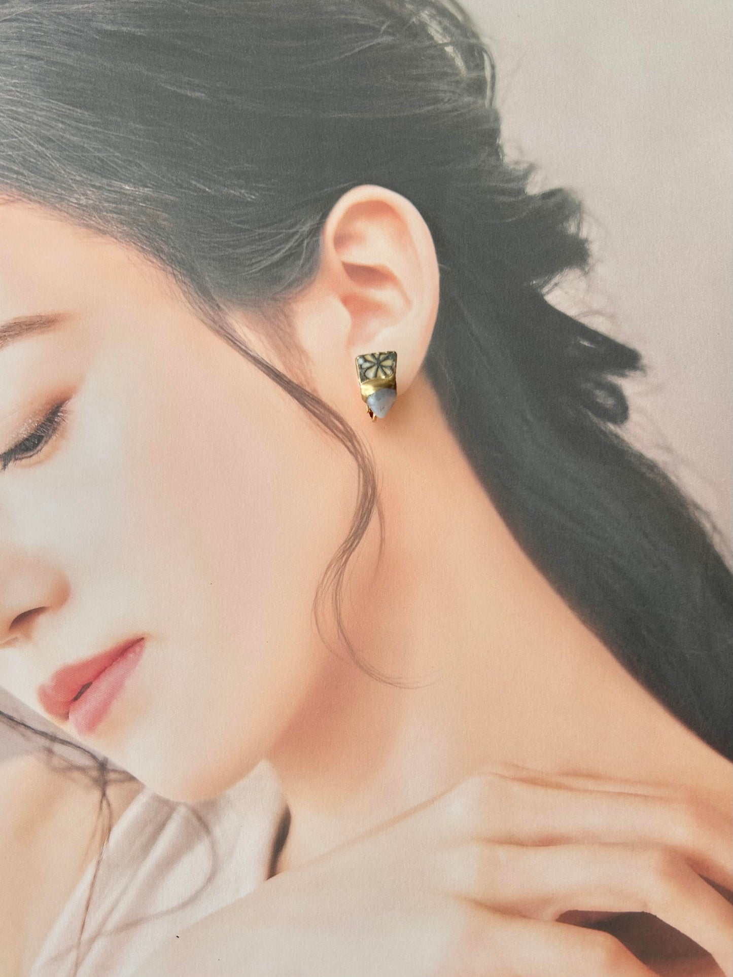 Imari Ware Kintsugi Titanium Earrings Gold Carnelian