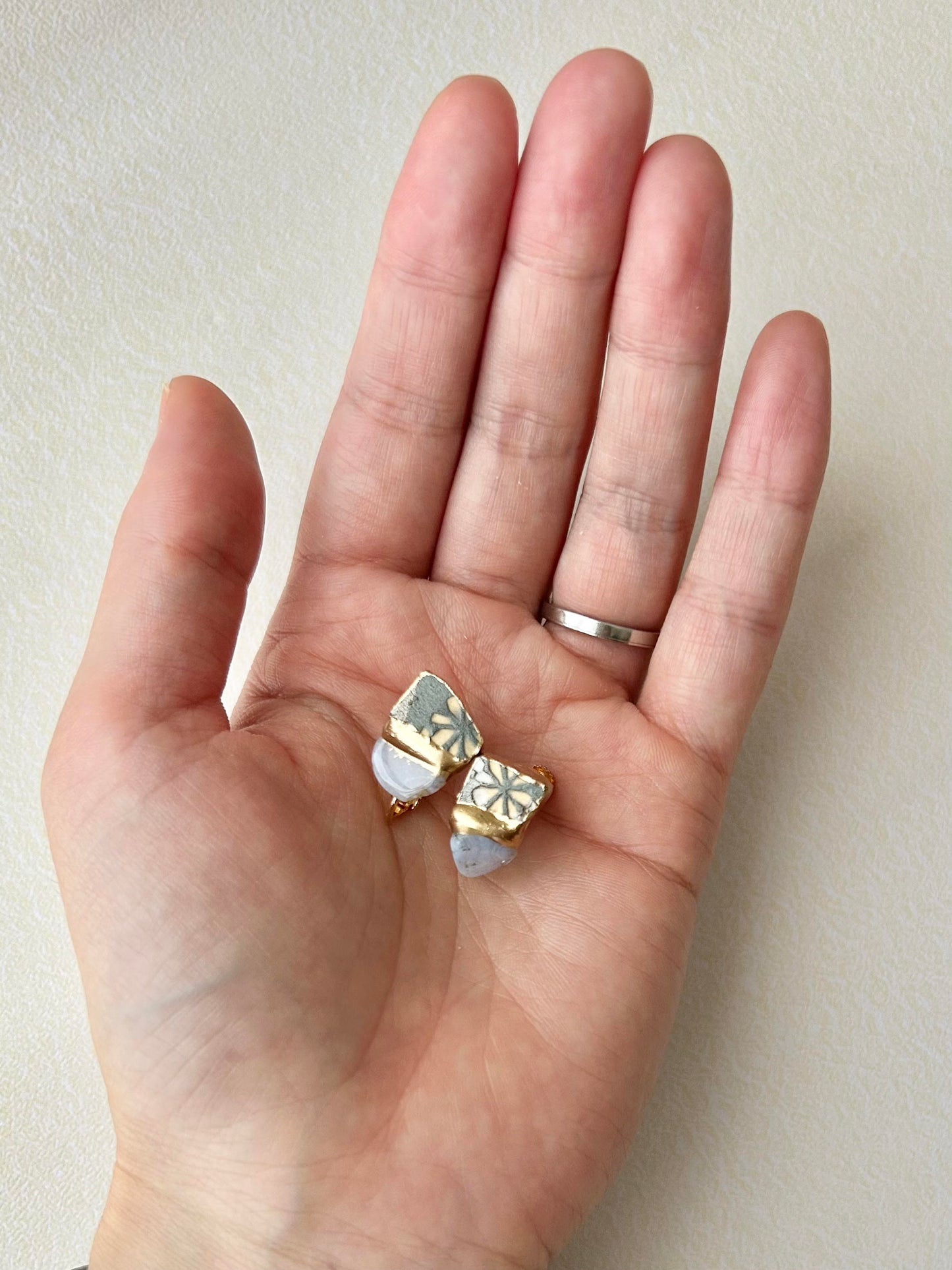 Imari Ware Kintsugi Titanium Earrings Gold Carnelian