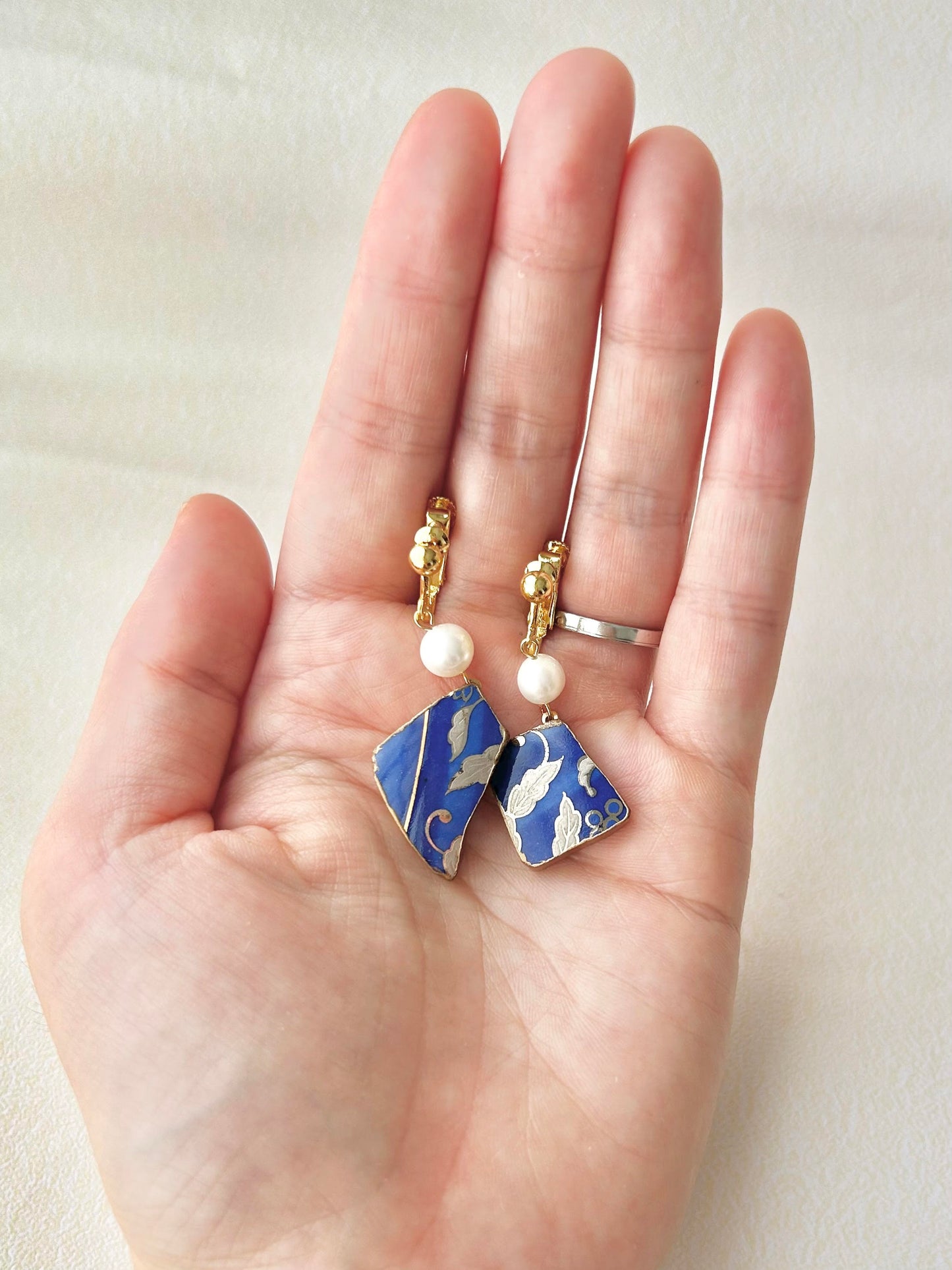 Imari Ware Kintsugi Titanium Earrings Gold Carnelian