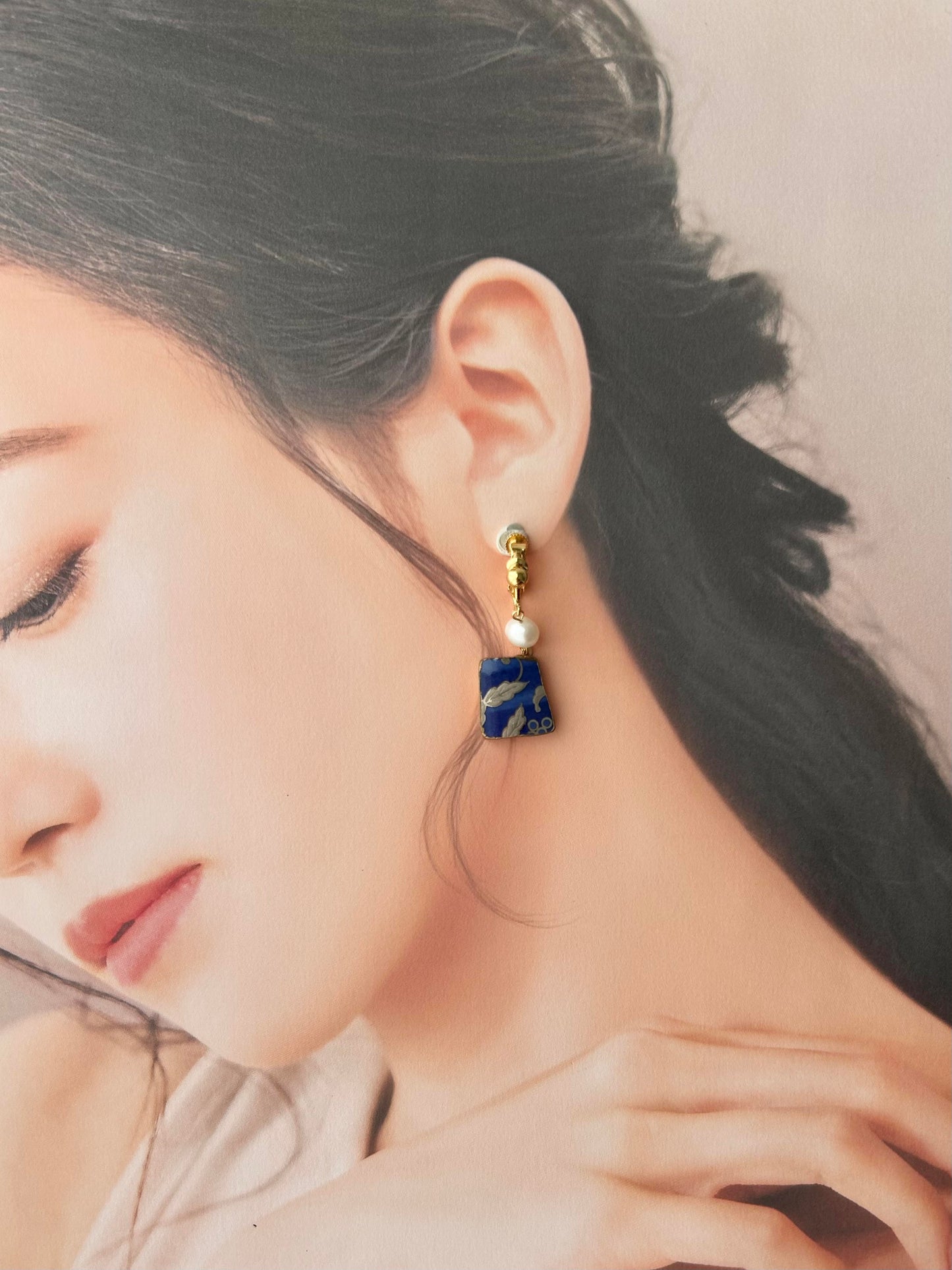 Imari Ware Kintsugi Titanium Earrings Gold Carnelian