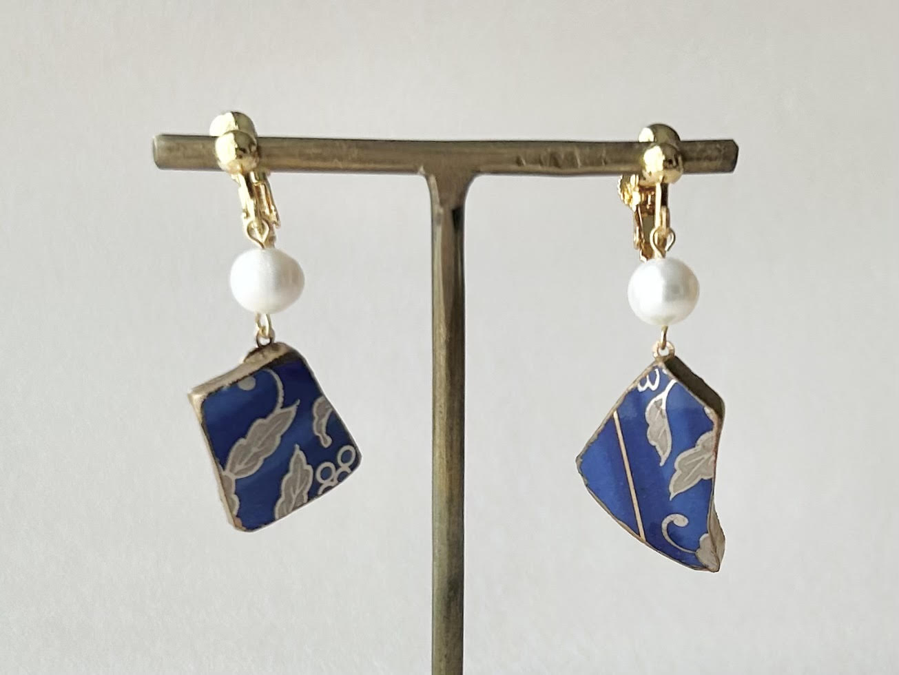Imari Ware Kintsugi Titanium Earrings Gold Carnelian
