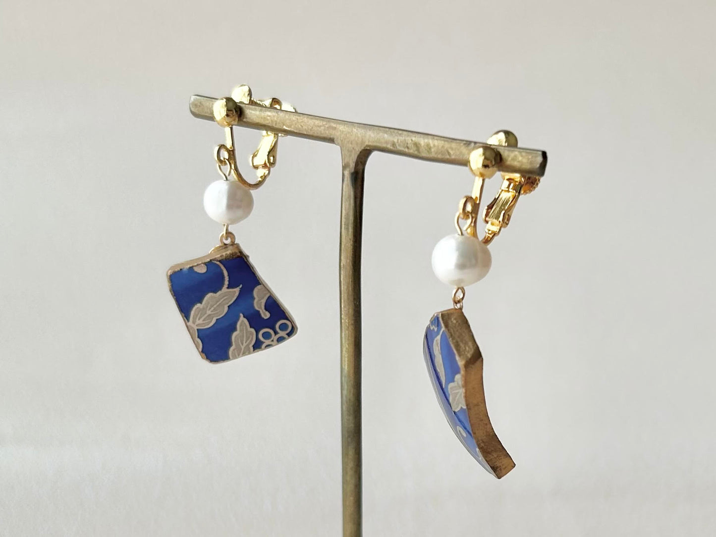 Imari Ware Kintsugi Titanium Earrings Gold Carnelian