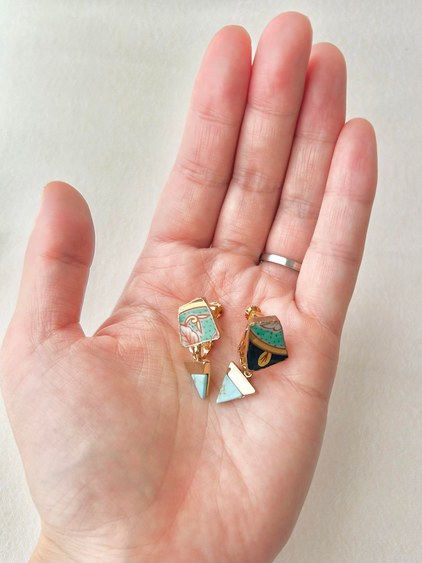 Imari Ware Kintsugi Titanium Earrings Gold Carnelian