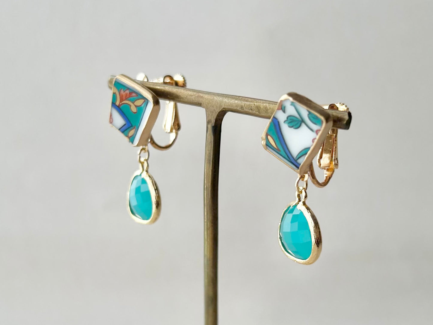 Imari Ware Kintsugi Titanium Earrings Gold Carnelian