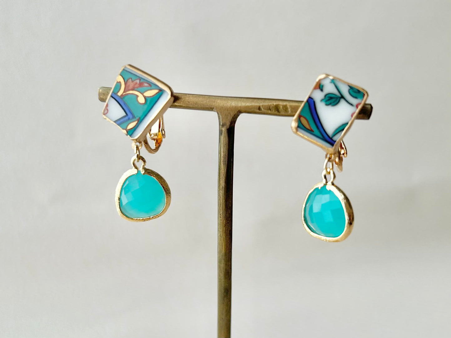 Imari Ware Kintsugi Titanium Earrings Gold Carnelian