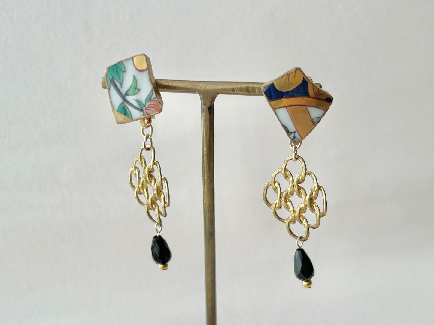 Imari Ware Kintsugi Titanium Earrings Gold Carnelian
