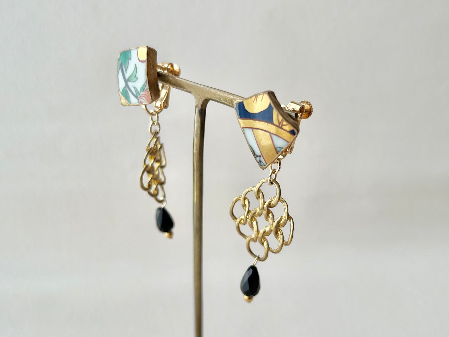 Imari Ware Kintsugi Titanium Earrings Gold Carnelian
