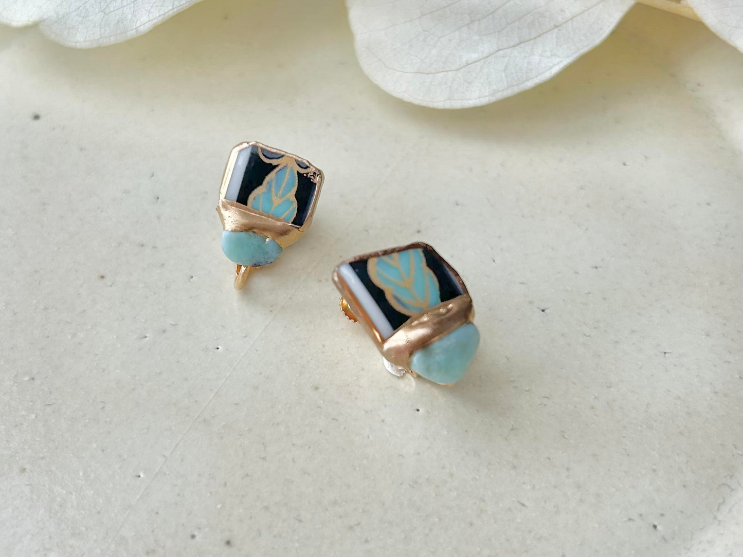 Imari Ware Kintsugi Titanium Earrings Gold Carnelian