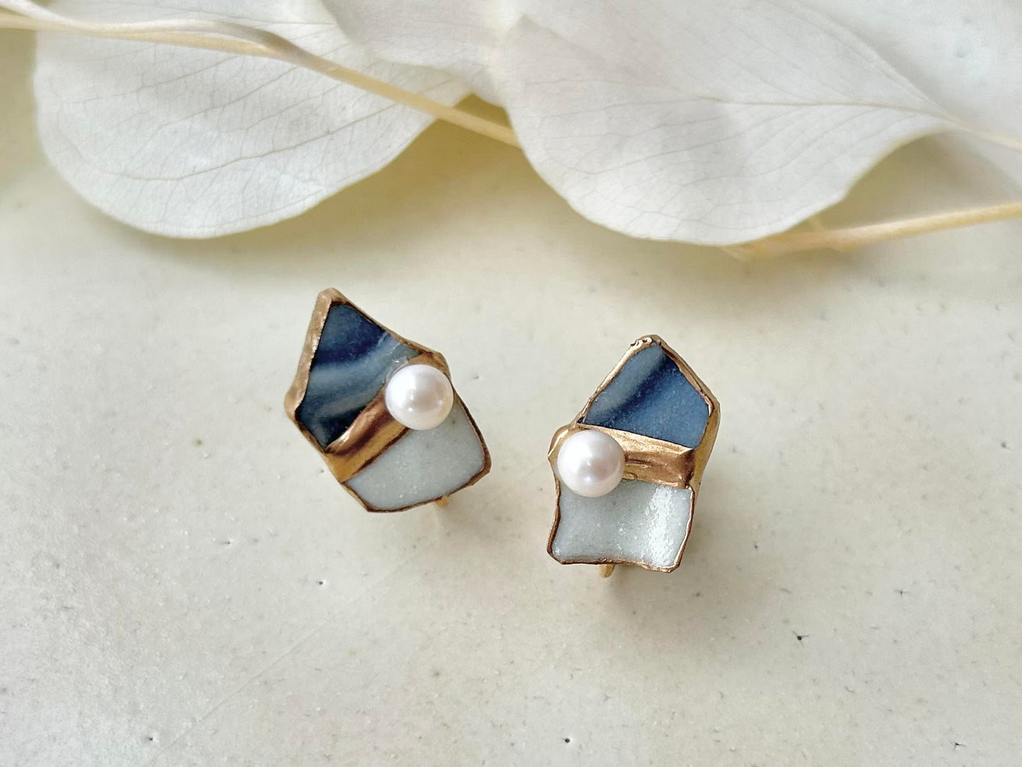 Imari Ware Kintsugi Titanium Earrings Gold Carnelian