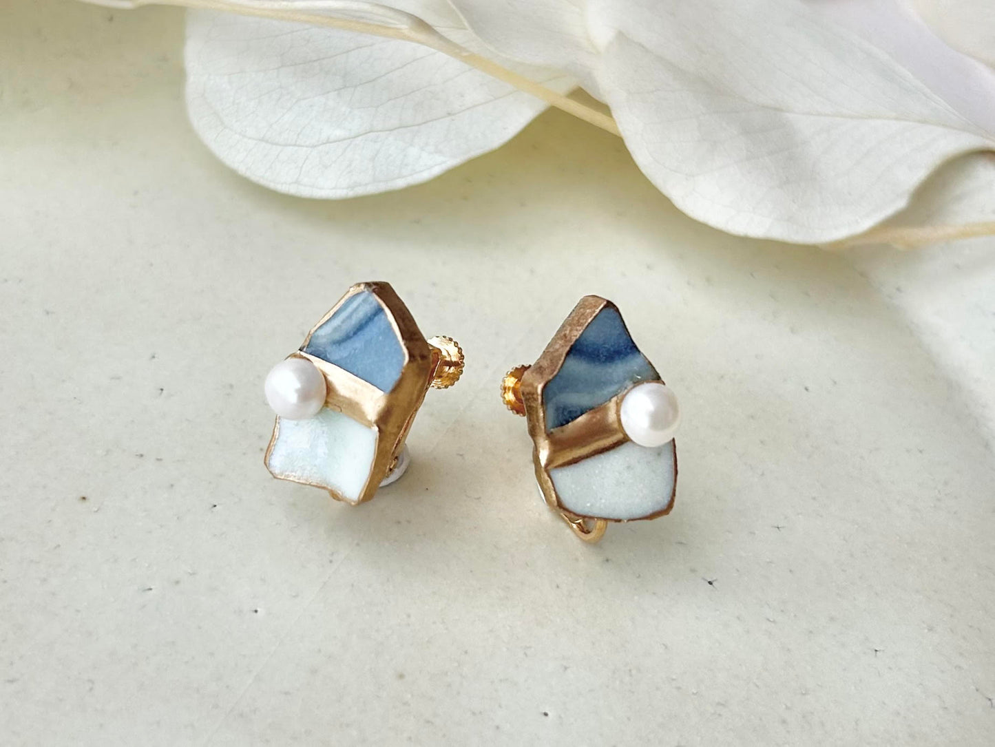 Imari Ware Kintsugi Titanium Earrings Gold Carnelian