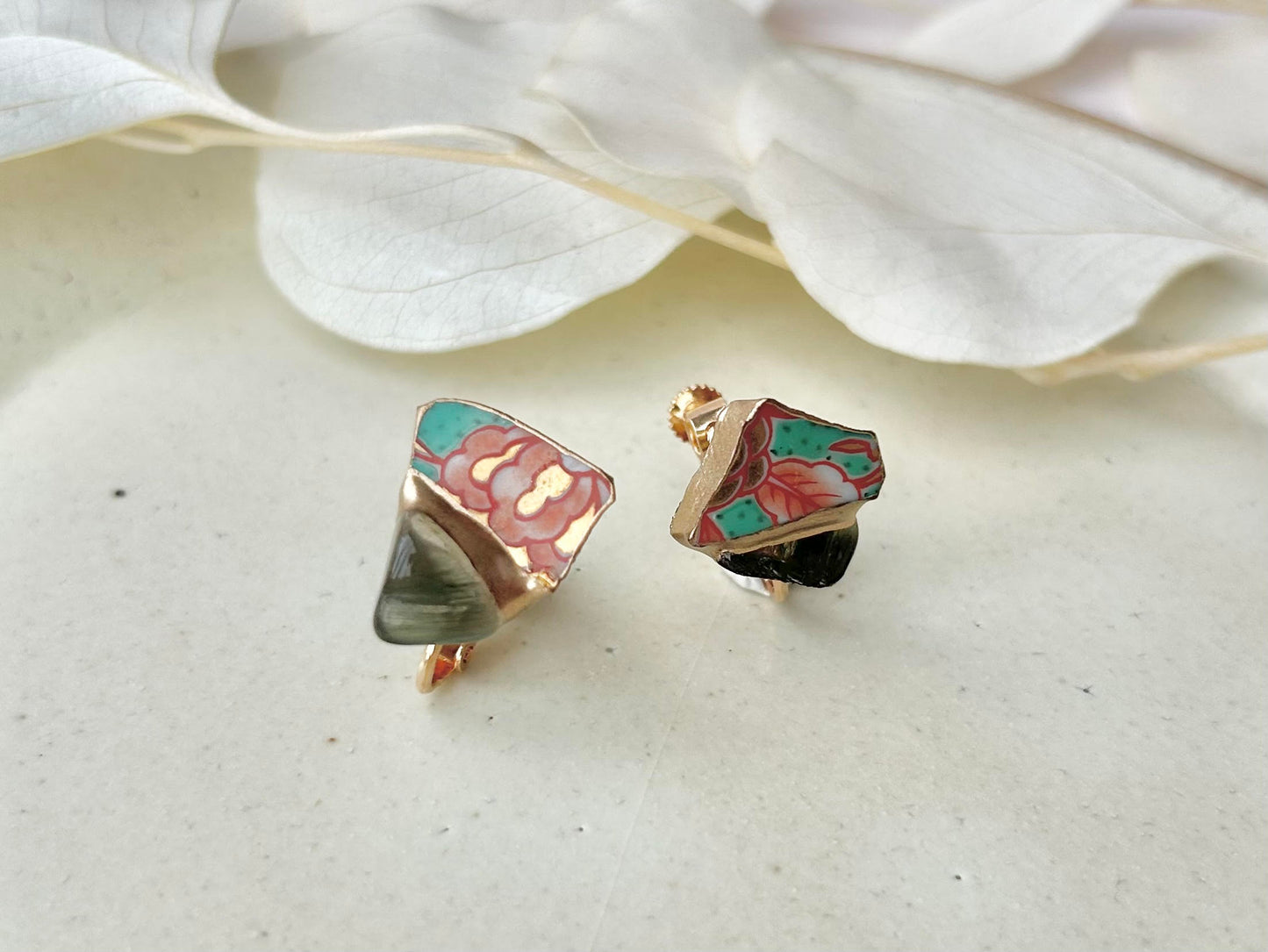 Imari Ware Kintsugi Titanium Earrings Gold Carnelian