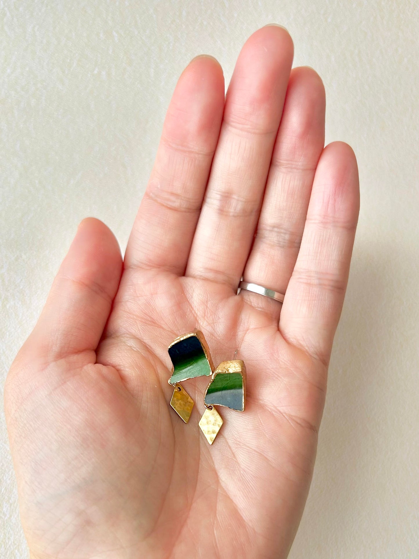 織部焼 金継ぎ サージカルステンレスピアス 深い緑 ゴールド 揺れる 伝統工芸 #300