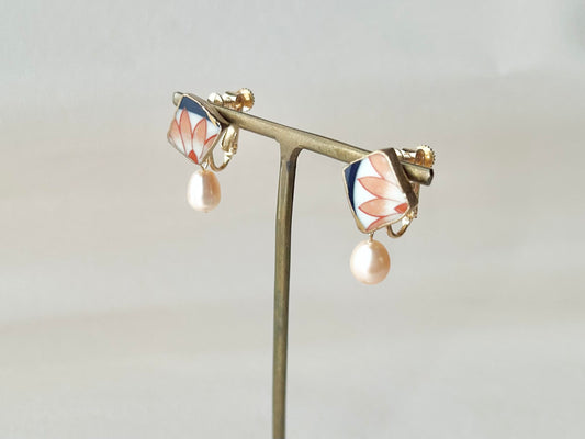 有田焼 金継ぎ ネジバネ式イヤリング ピンク 花柄 淡水パール 揺れる 天然石 伝統工芸 #316