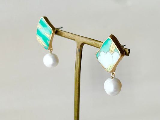 有田焼 金継ぎ サージカルステンレスピアス リーフ柄 花柄 緑 淡水パール 揺れる 天然石 伝統工芸 #322