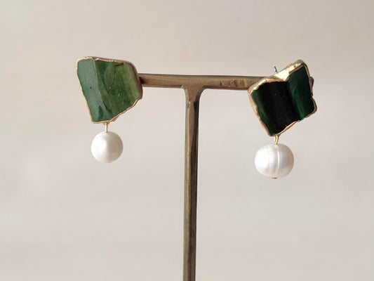 織部焼 金継ぎ サージカルステンレスピアス 深い緑 淡水パール 揺れる 天然石 伝統工芸 #331
