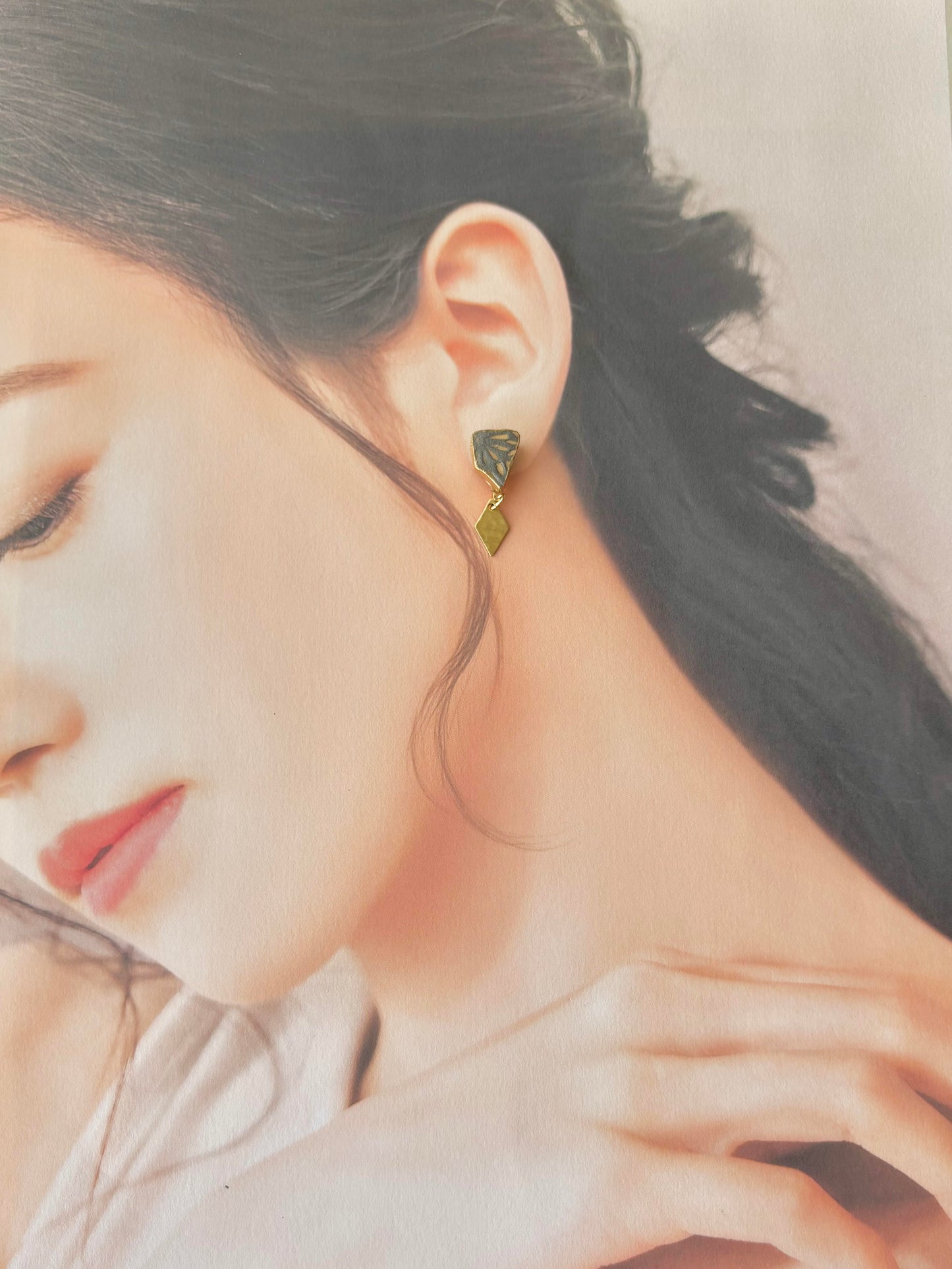 Imari Ware Kintsugi Titanium Earrings Gold Carnelian