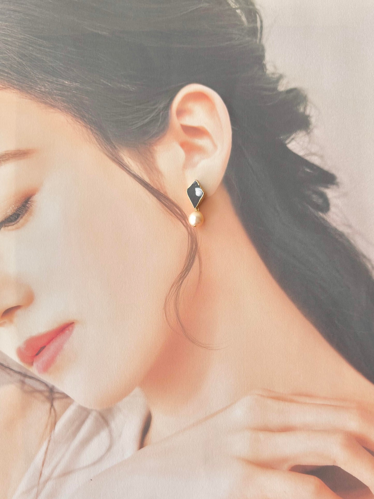 Imari Ware Kintsugi Titanium Earrings Gold Carnelian