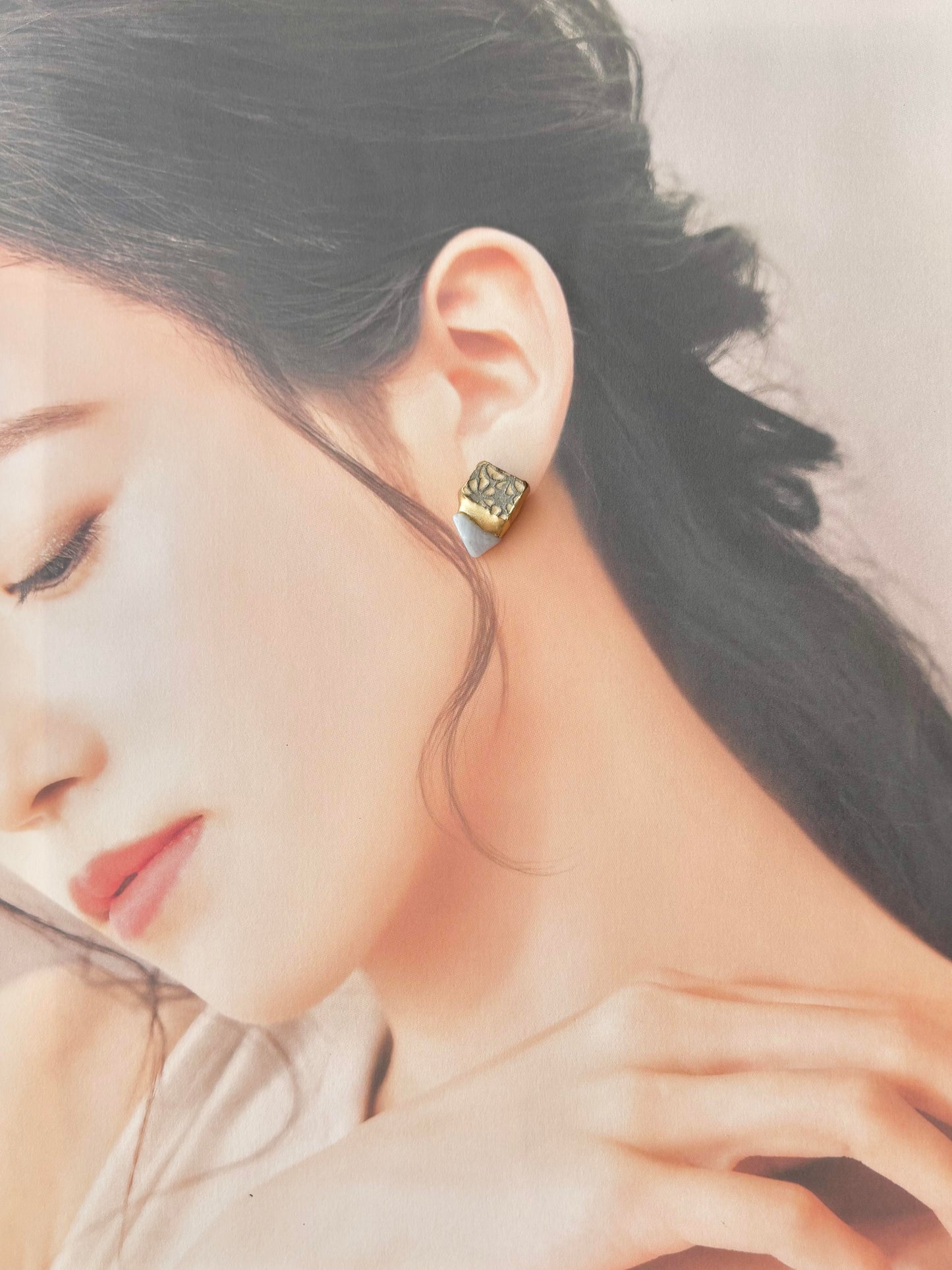 Imari Ware Kintsugi Titanium Earrings Gold Carnelian