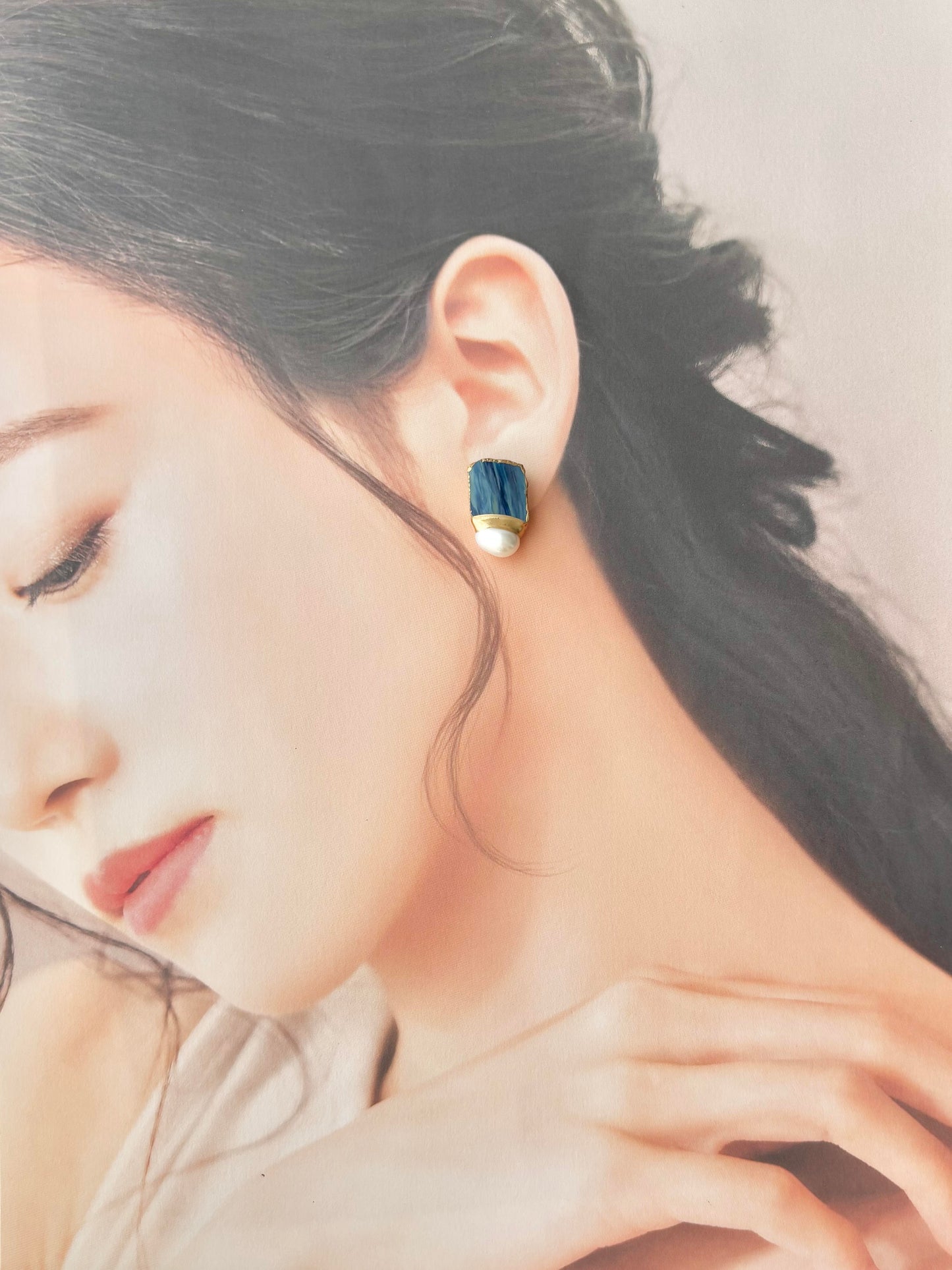 Imari Ware Kintsugi Titanium Earrings Gold Carnelian