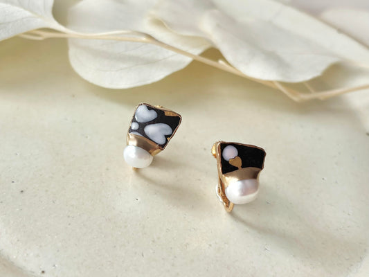 京焼 金継ぎ ネジバネ式イヤリング 手書き 絵付け 花柄 黒 淡水パール 天然石 伝統工芸 #424