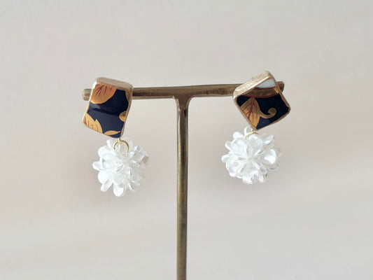 有田焼 金継ぎ サージカルステンレスピアス 金色 リーフ柄 フラワーボール 揺れる 伝統工芸 #484