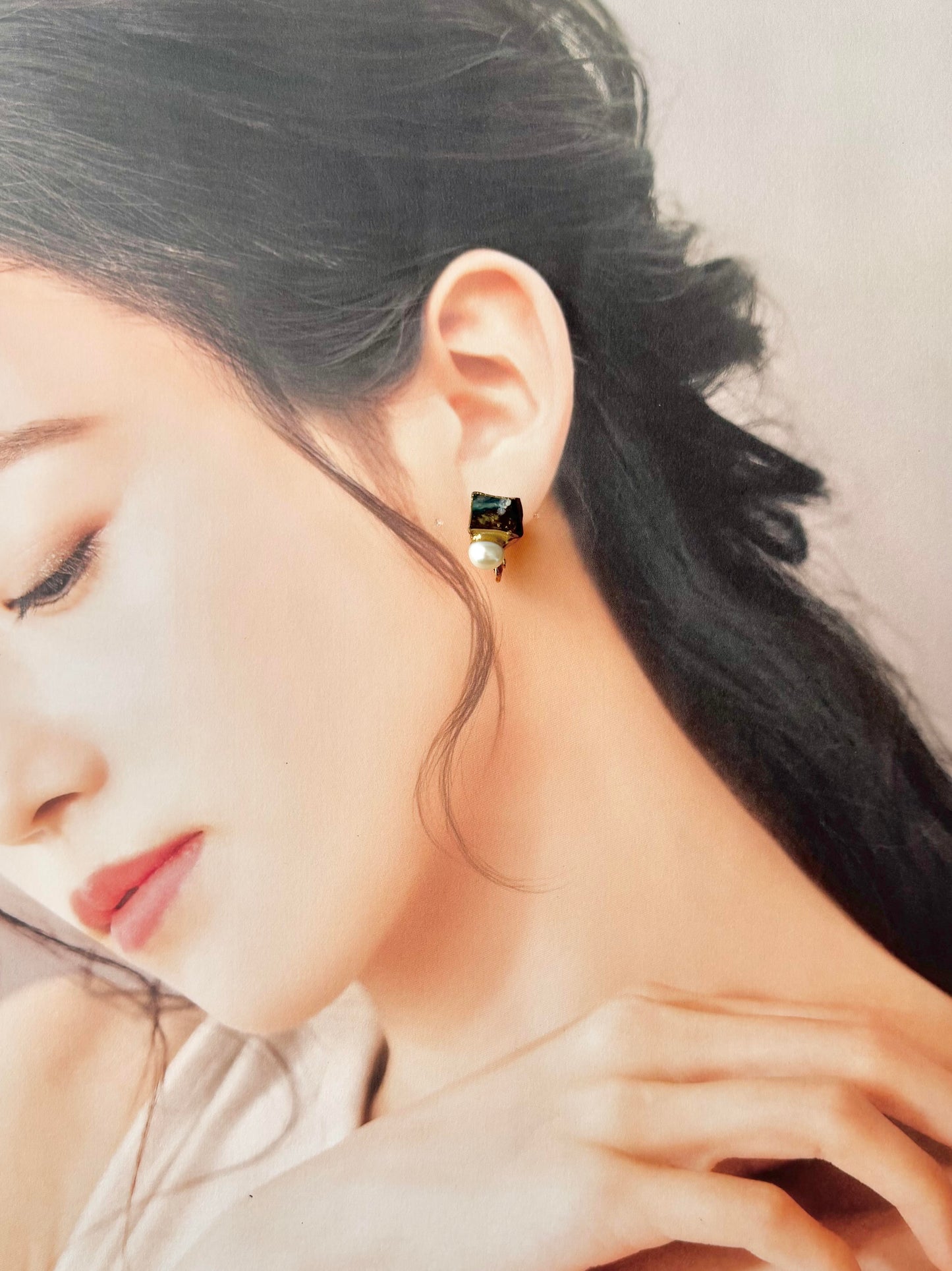 萩焼 金継ぎ ネジバネ式イヤリング 深い藍色 茶色 淡水パール 天然石 伝統工芸 #517