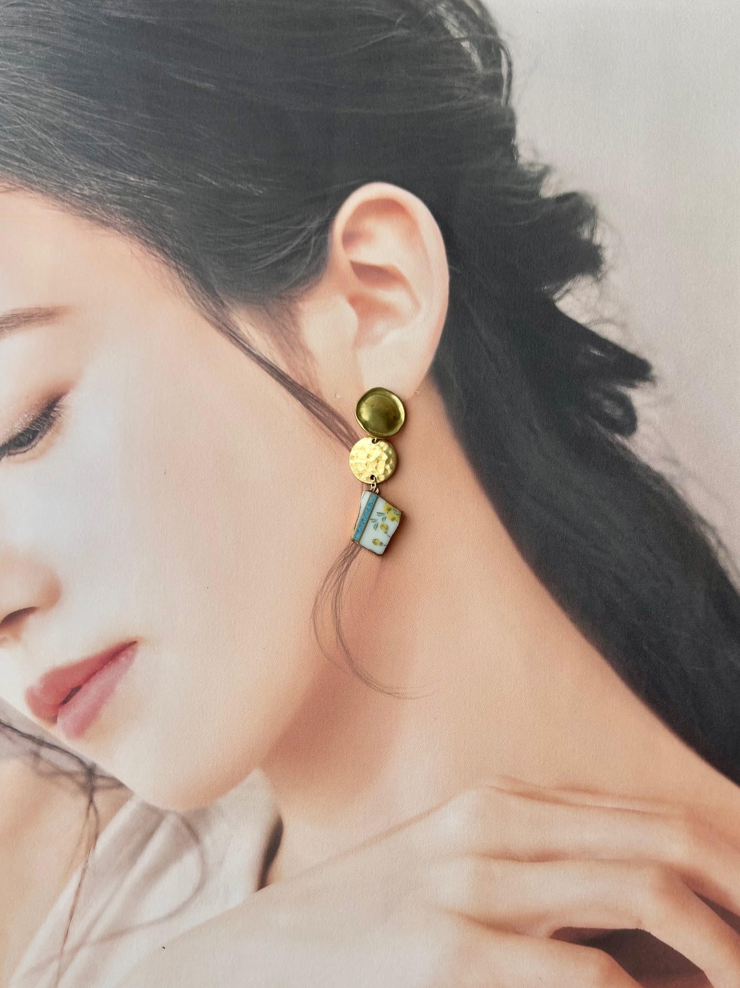 有田焼 金継ぎ サージカルステンレスピアス 白色 花柄 リーフ柄 揺れる 伝統工芸 #574