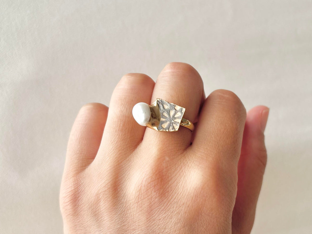 京焼 金継ぎ リング サージカルステンレス304 18K PVD フリーサイズ 南蛮三島 花柄 淡水パール 伝統工芸 #655