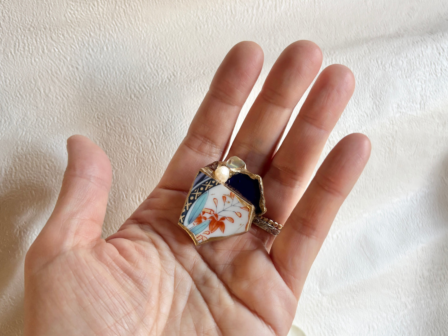 Imari Ware Kintsugi Titanium Earrings Gold Carnelian