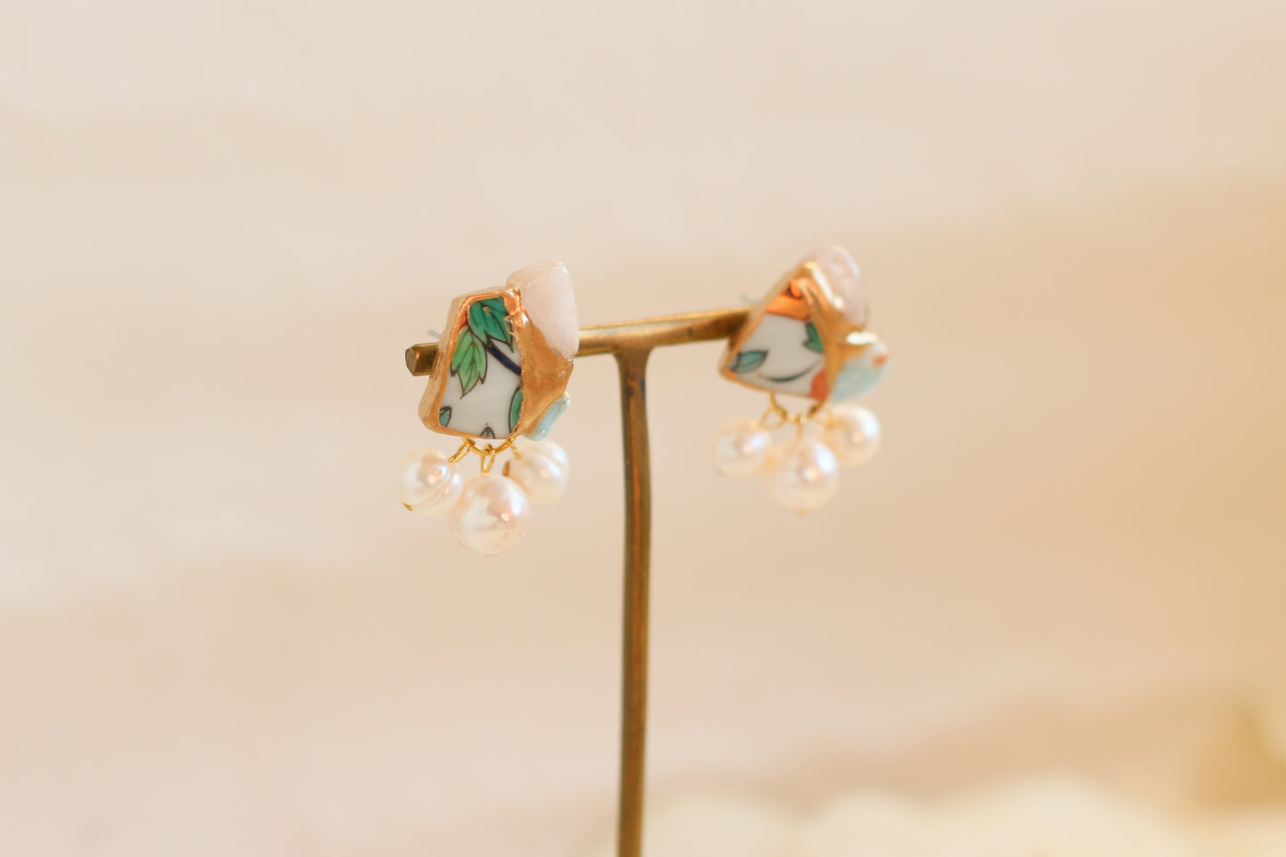 Imari Ware Kintsugi Titanium Earrings Gold Carnelian