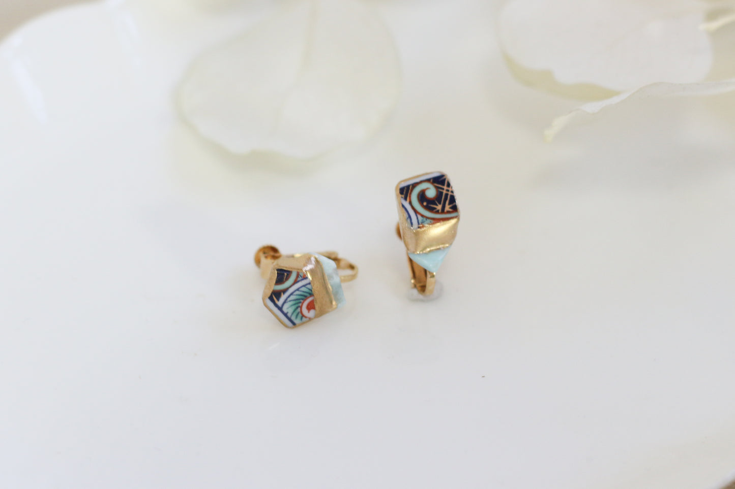 Imari Ware Kintsugi Titanium Earrings Gold Carnelian