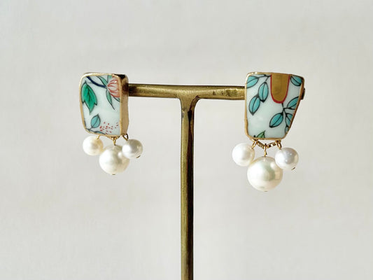 有田焼 金継ぎ サージカルステンレスピアス 緑色 リーフ柄 揺れる 淡水パール 天然石 伝統工芸 #105