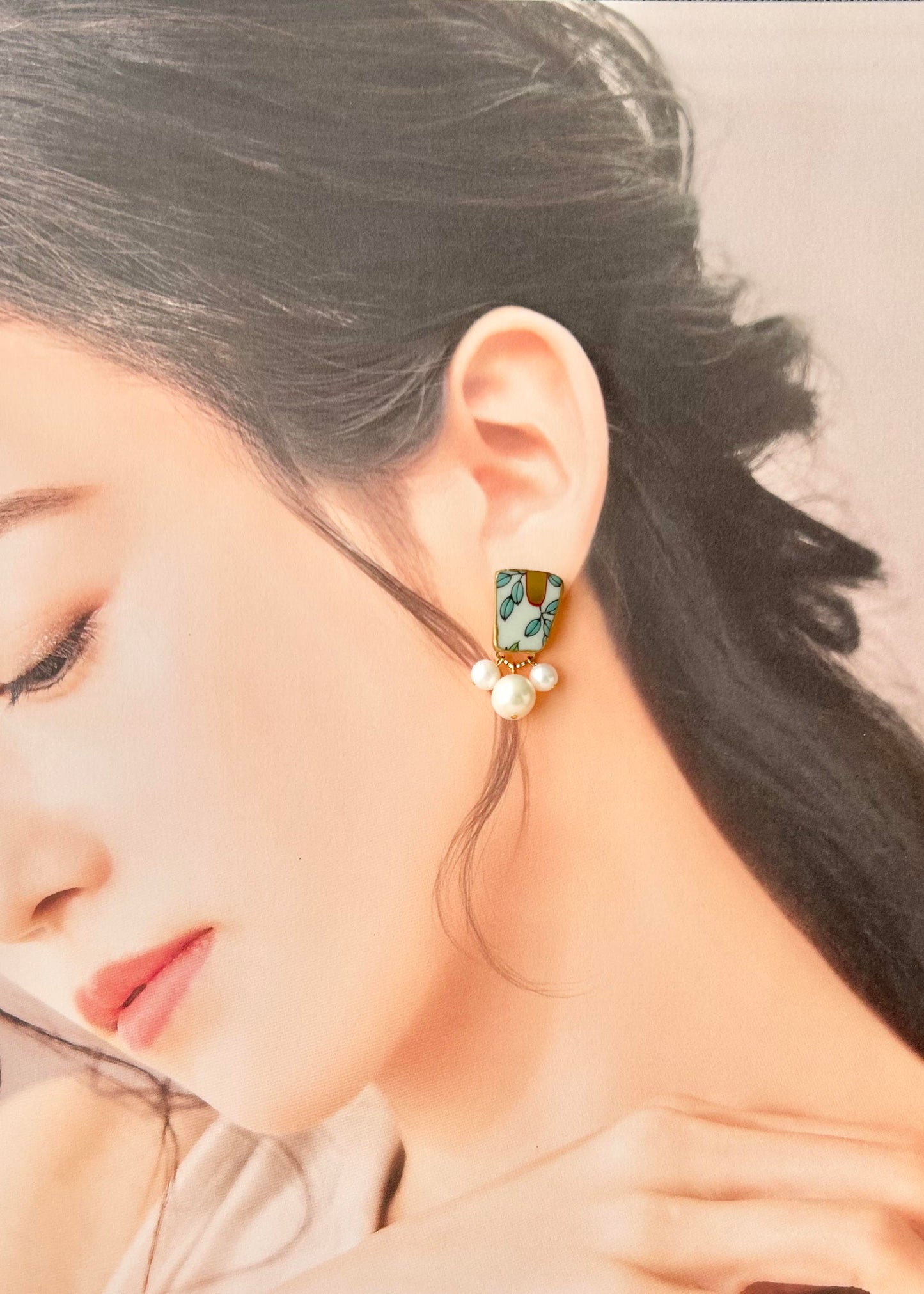 Imari Ware Kintsugi Titanium Earrings Gold Carnelian