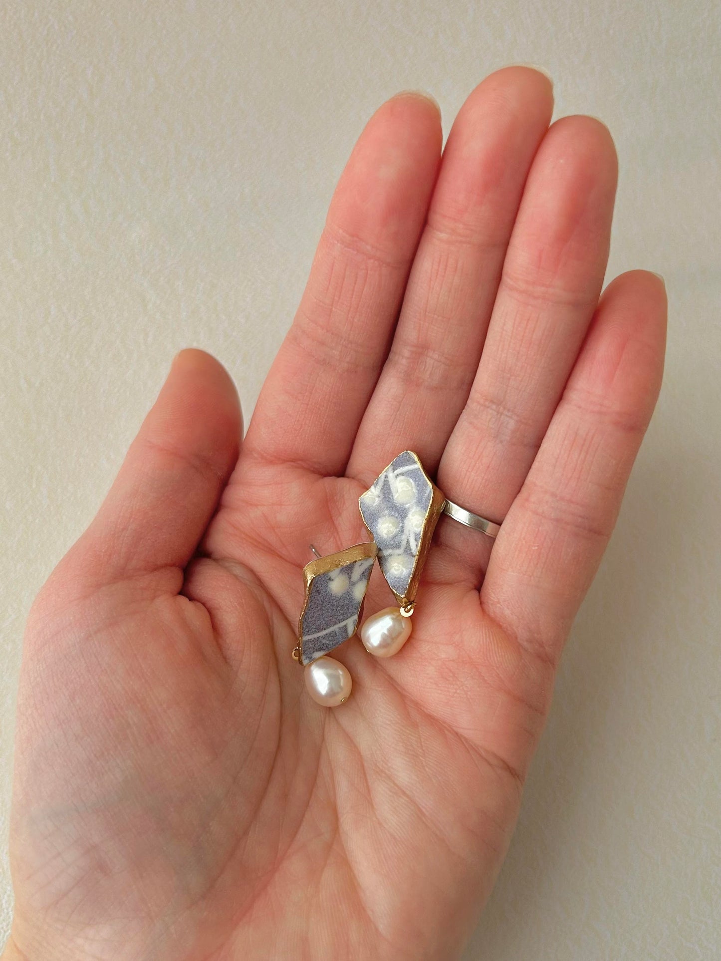 Imari Ware Kintsugi Titanium Earrings Gold Carnelian