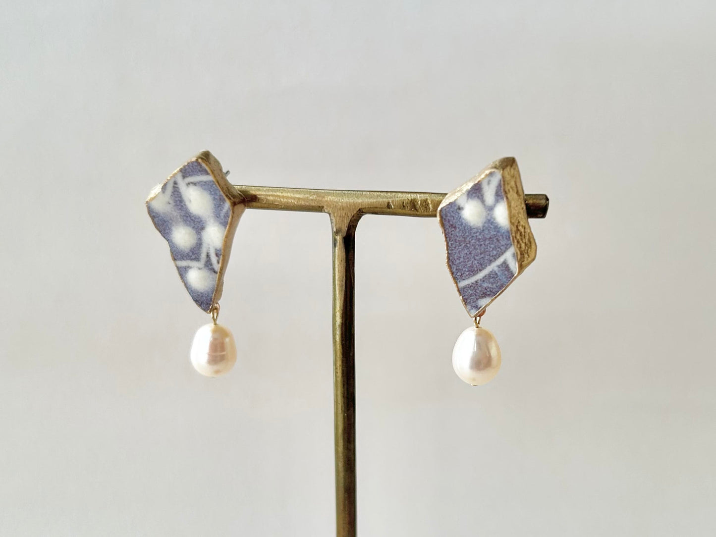 Imari Ware Kintsugi Titanium Earrings Gold Carnelian