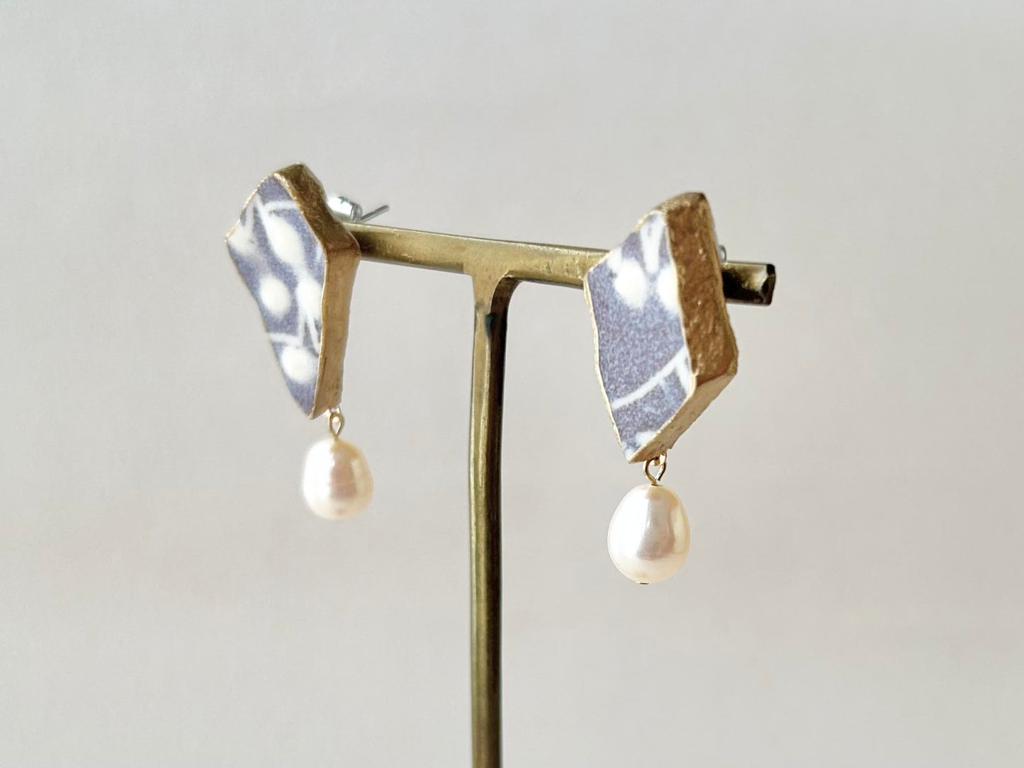 Imari Ware Kintsugi Titanium Earrings Gold Carnelian