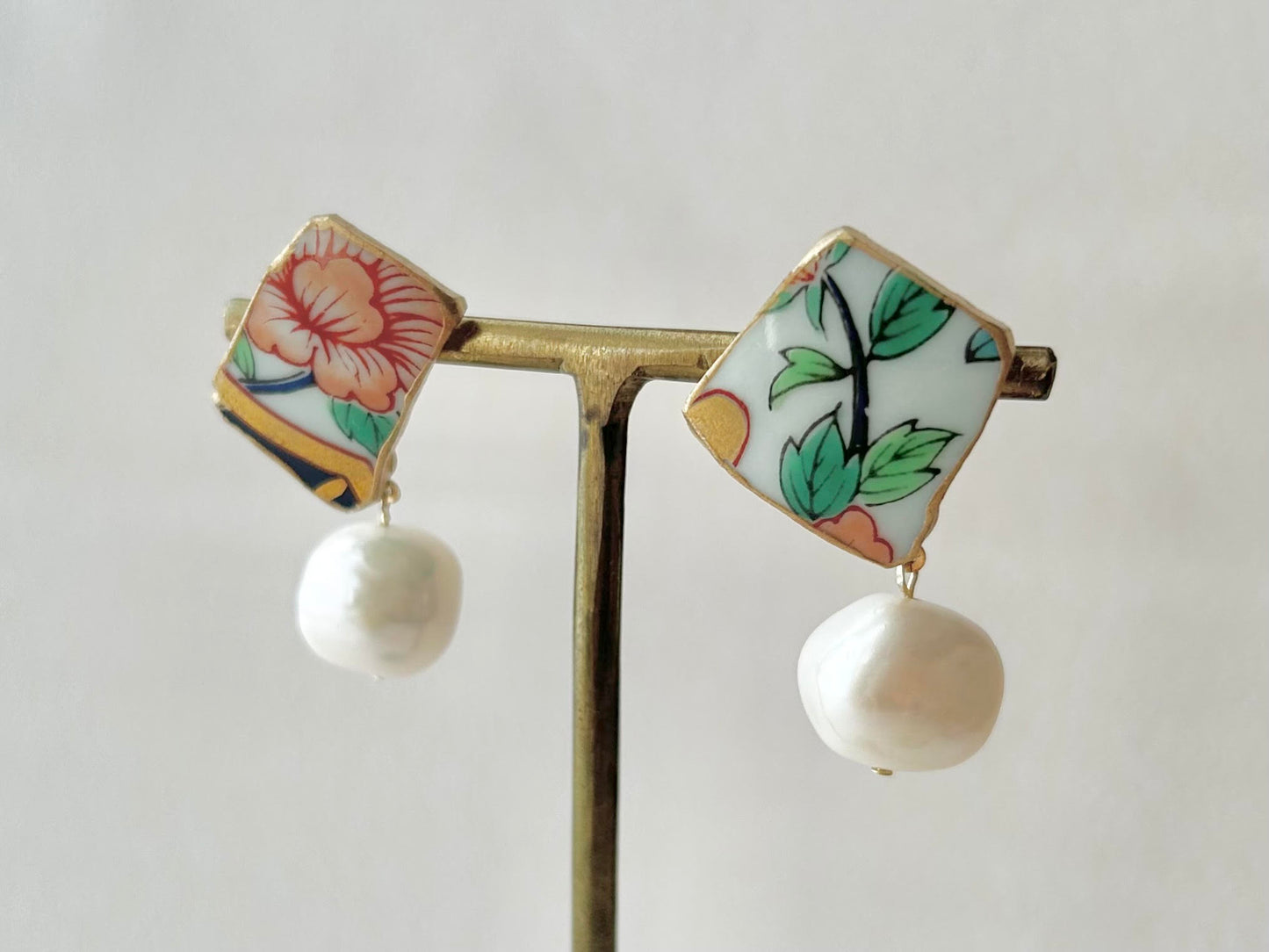 Imari Ware Kintsugi Titanium Earrings Gold Carnelian