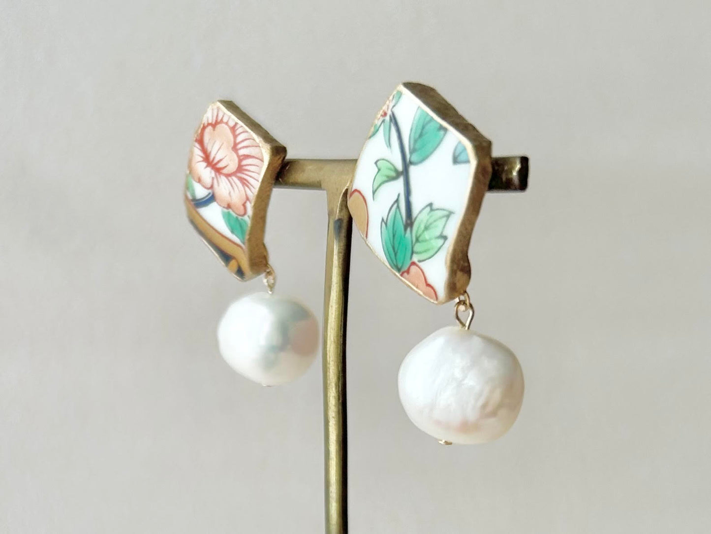 Imari Ware Kintsugi Titanium Earrings Gold Carnelian
