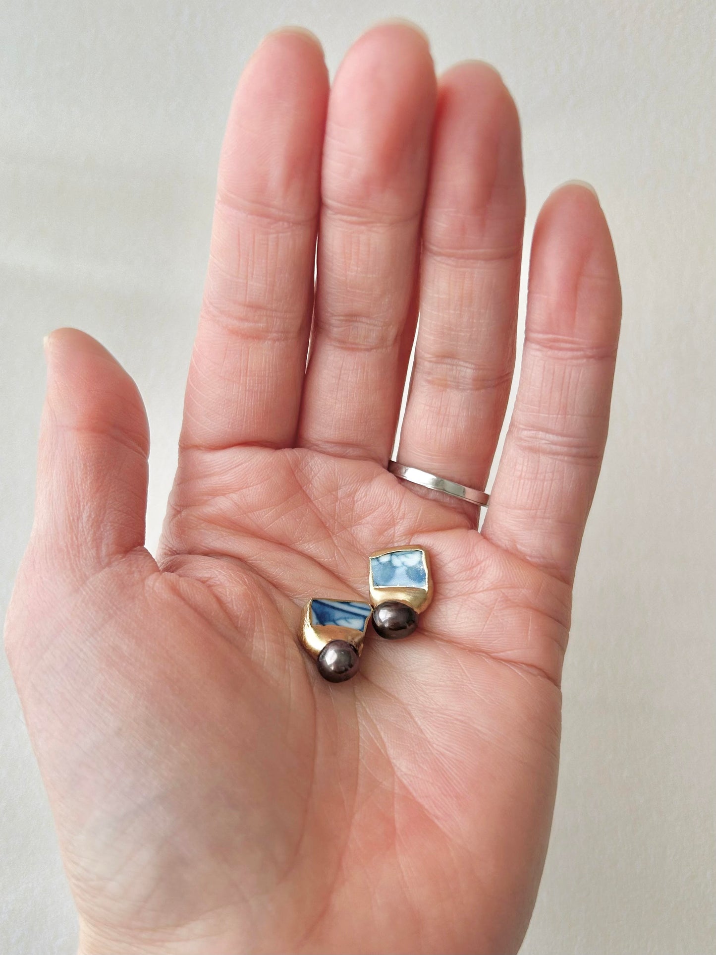 Imari Ware Kintsugi Titanium Earrings Gold Carnelian