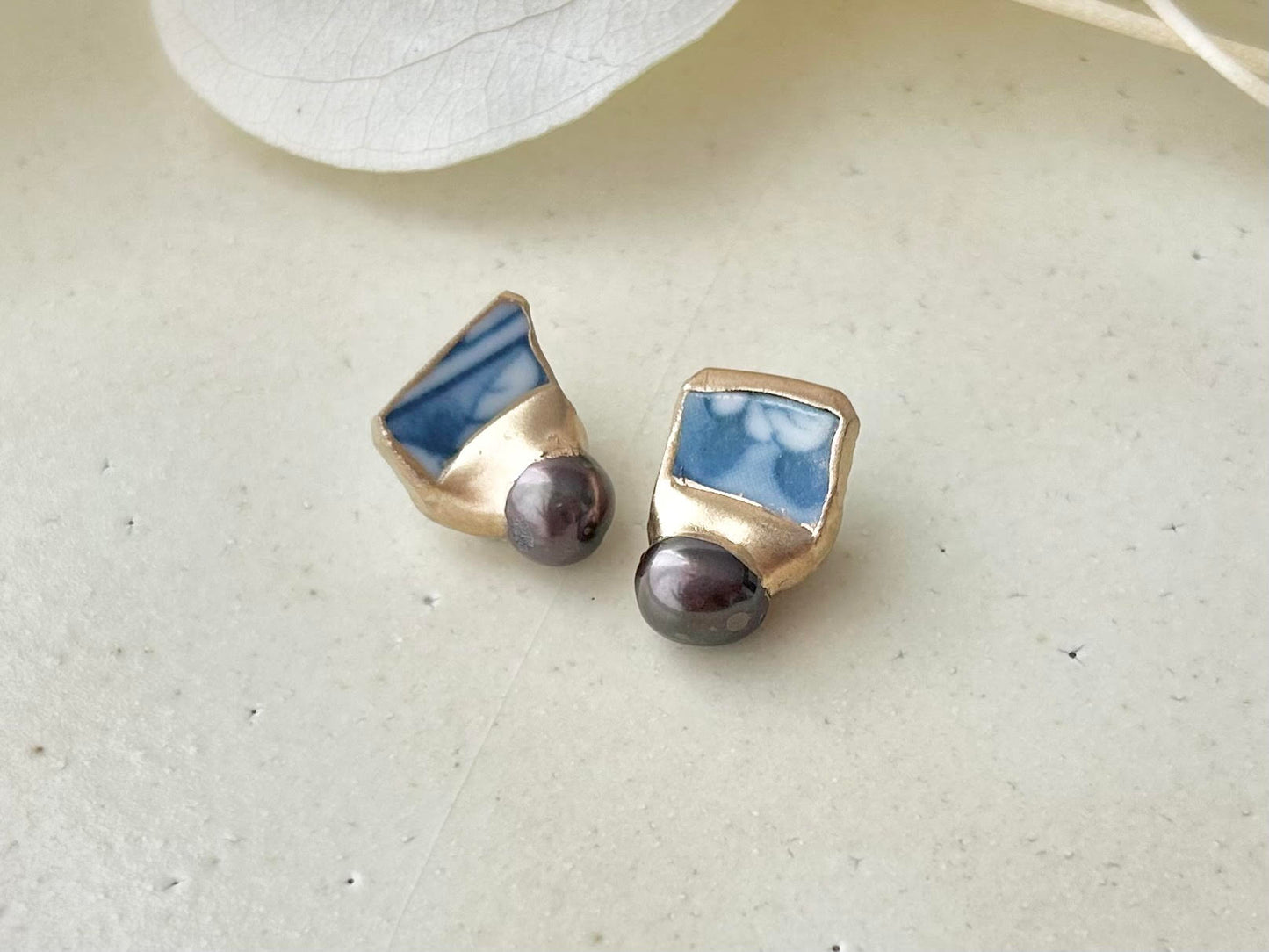 Imari Ware Kintsugi Titanium Earrings Gold Carnelian