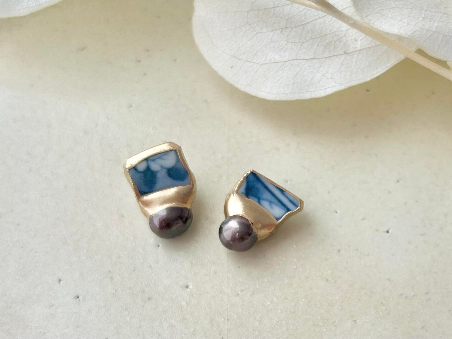 Imari Ware Kintsugi Titanium Earrings Gold Carnelian