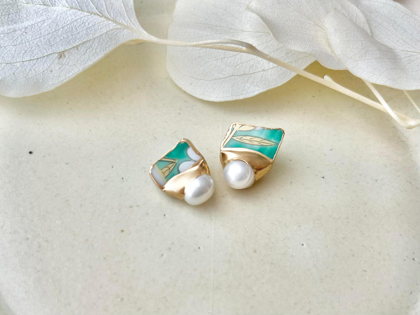 Imari Ware Kintsugi Titanium Earrings Gold Carnelian