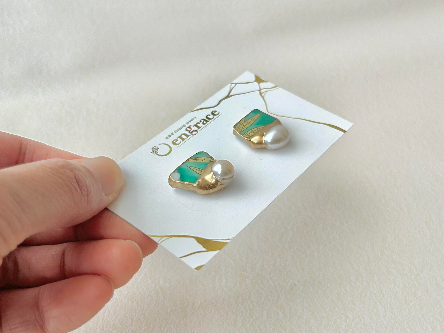 Imari Ware Kintsugi Titanium Earrings Gold Carnelian