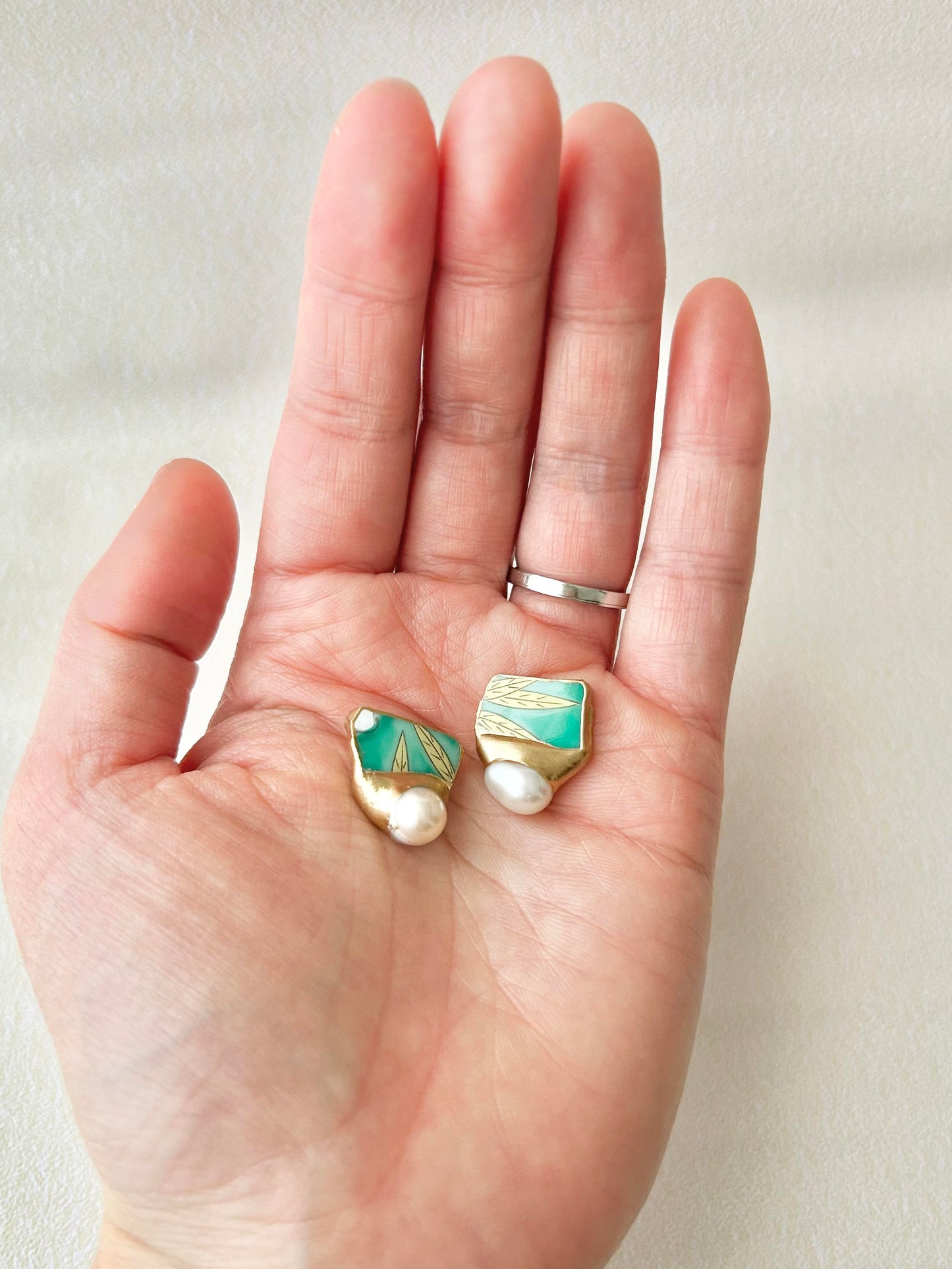 Imari Ware Kintsugi Titanium Earrings Gold Carnelian