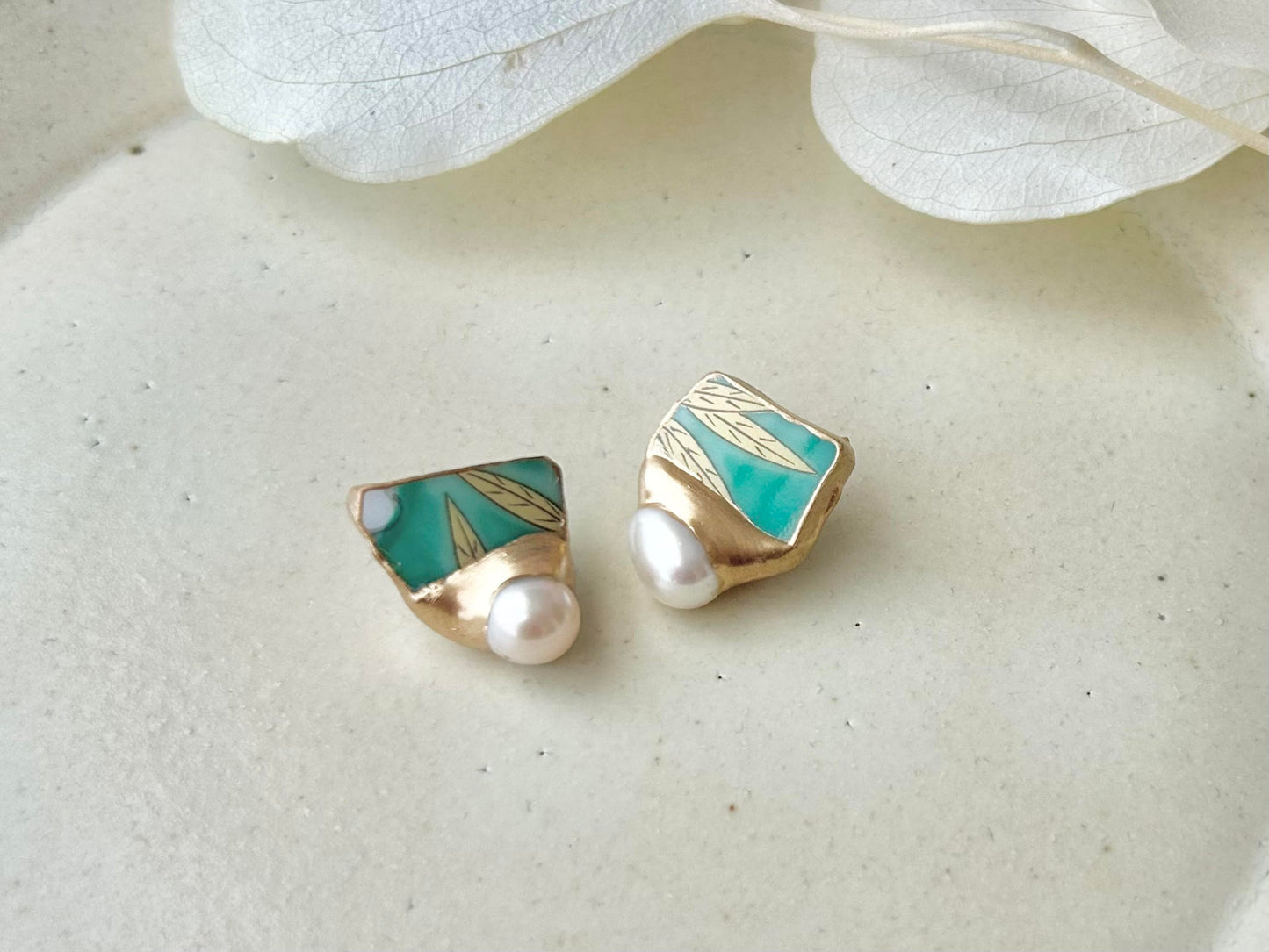 Imari Ware Kintsugi Titanium Earrings Gold Carnelian