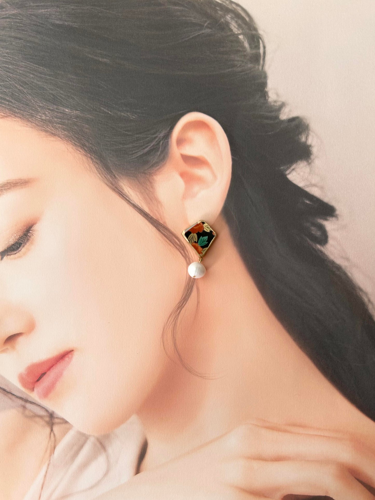 Imari Ware Kintsugi Titanium Earrings Gold Carnelian
