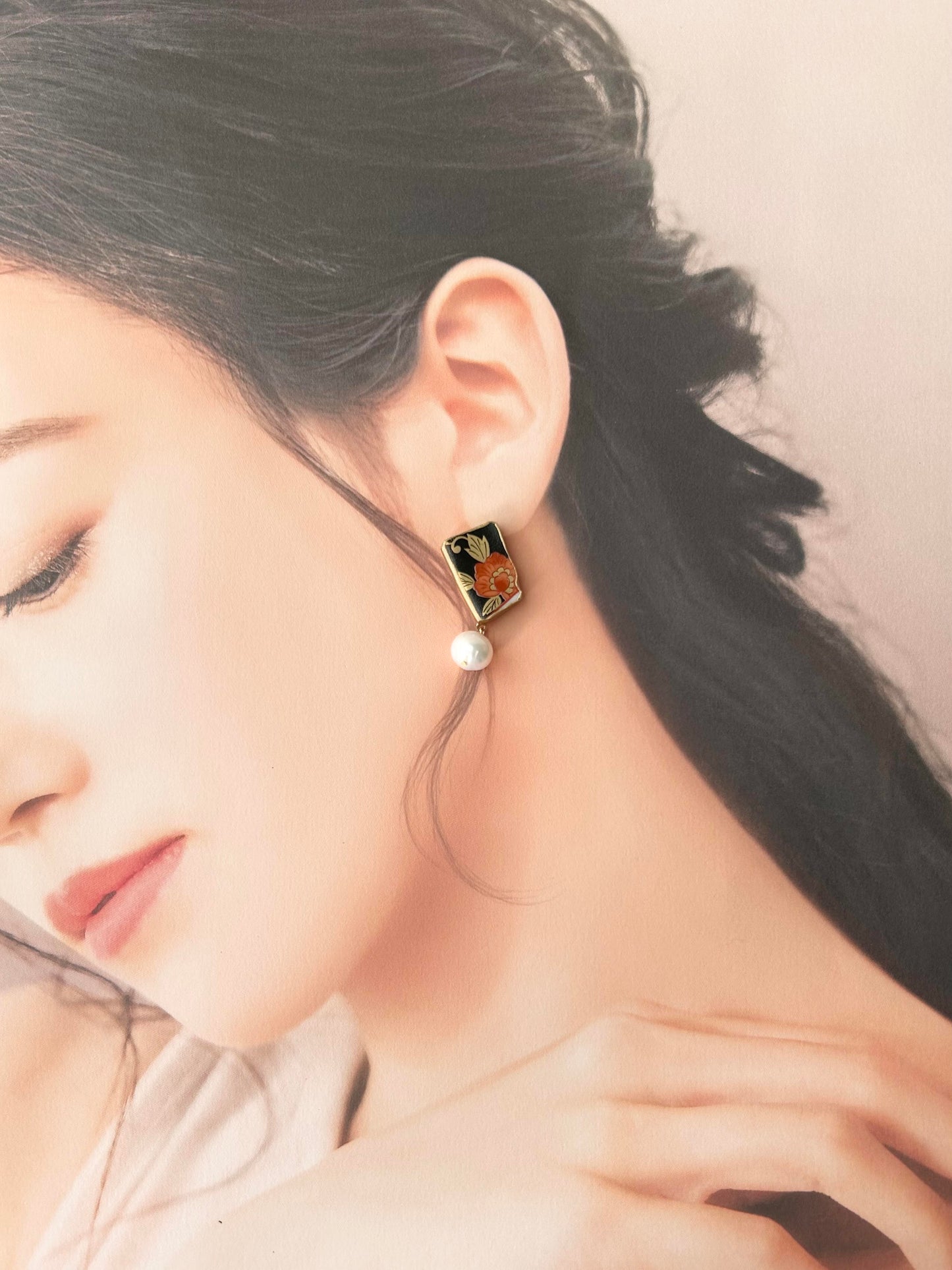 Imari Ware Kintsugi Titanium Earrings Gold Carnelian