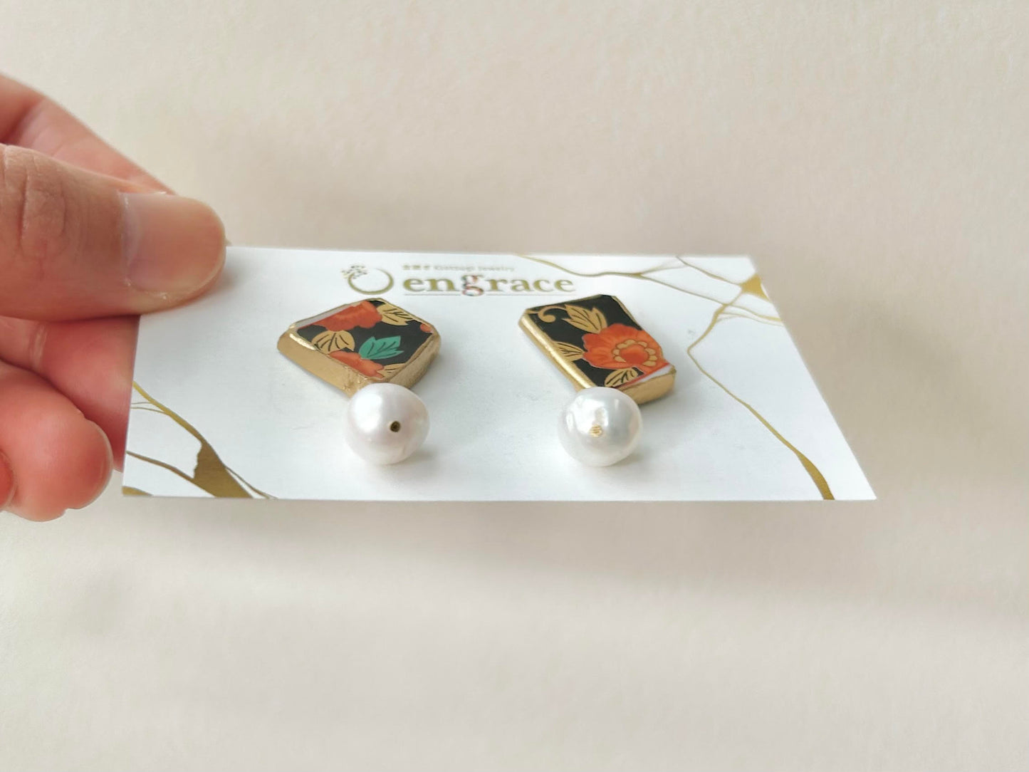 Imari Ware Kintsugi Titanium Earrings Gold Carnelian