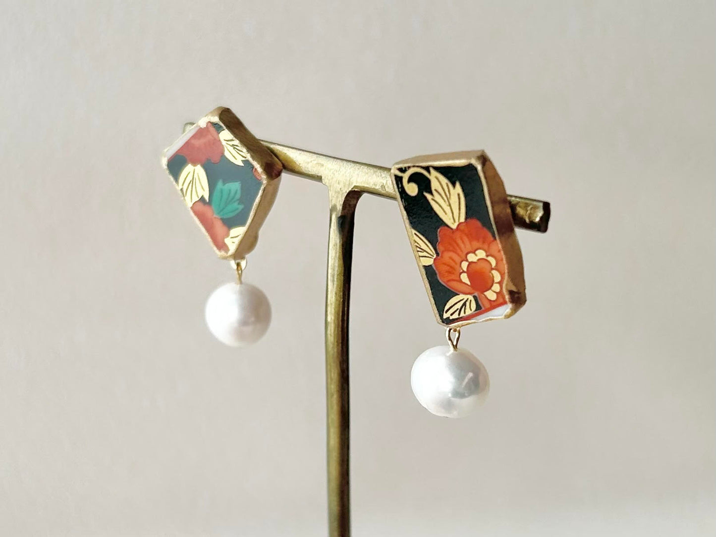 Imari Ware Kintsugi Titanium Earrings Gold Carnelian
