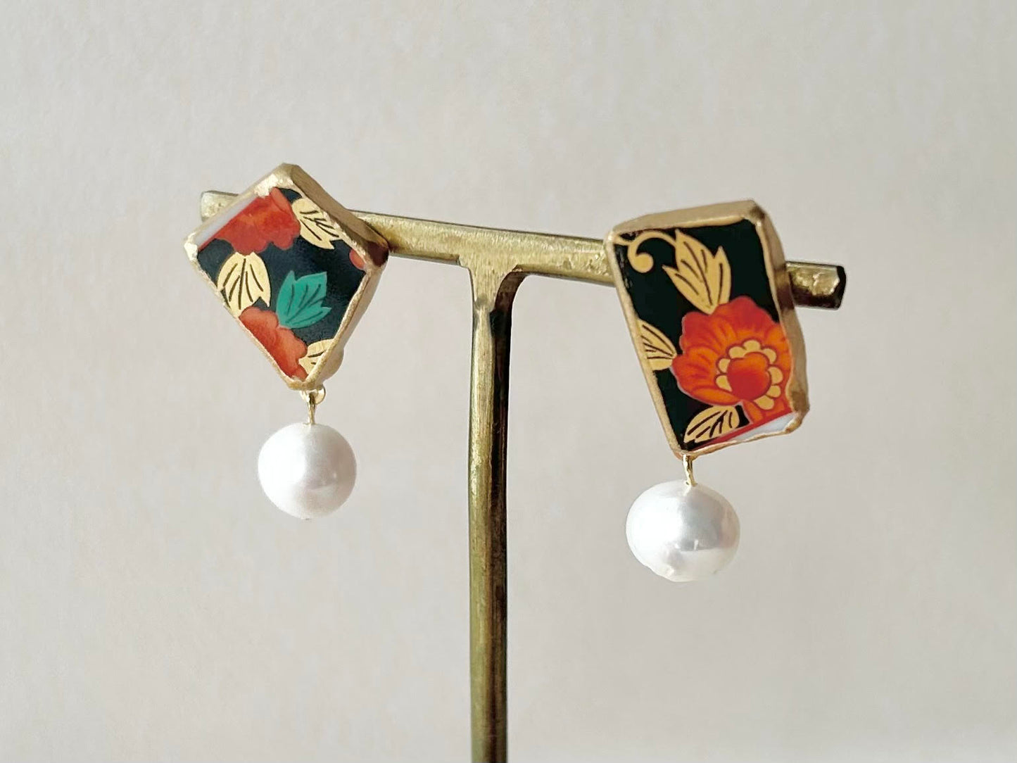 Imari Ware Kintsugi Titanium Earrings Gold Carnelian
